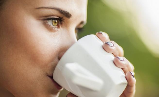 Питье более двух чашек кофе в день означает, что ваши зубы находятся в постоянном контакте с красящим напитком